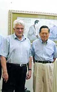 Л.Д.Фаддеев с Янгом в доме Янга в Пекине (2005).